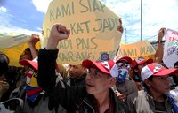 Salah seorang guru berorasi sambil mengepalkan tangannya.
