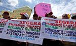 Guru Honorer Menangis Minta Jadi PNS