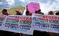 Puluhan guru honorer dari berbagai daerah mendesak pemerintah segera mengangkat status honorer menjadi pegawai tetap (PNS).