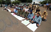 Para pengunjukrasa juga sempat salat dzuhur berjamaah di depan Istana Negara, Jakarta.