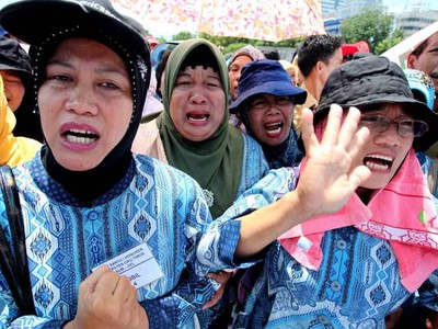 Guru Honorer Menangis Minta Jadi PNS