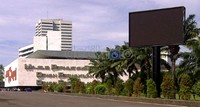Dua unit layar LED seharga Rp 4,8 M itu dipasang di halaman luar Gedung DPR, Senayan, Jakarta. Satu unit layar LED berukuran 3x2 meter sudah terpasang di atas tiang bulat setinggi 3 meter. Sedang satu unit lainnya masih dalam pengerjaan.