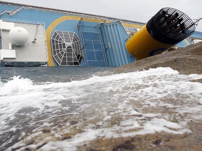Melihat Bangkai Kapal Costa Concordia