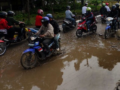 Jalan Rusak Mirip Kubangan Kerbau