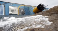 Diduga kapal berlayar terlalu dekat dengan Pulau Giglio sehingga kandas. Reuters/Max Rossi.