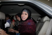 Didampingi kakaknya, Zainab, Wa Ode meninggalkan gedung KPK. Ramses/detikcom.