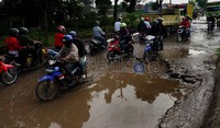 Hingga kini kondisi jalan yang rusak, dibiarkan saja oleh pemerintah setempat.
