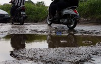 Kondisi jalan yang rusak dan kurangnya lampu penerangan sangat membahayakan para pengguna jalan yang melintas.