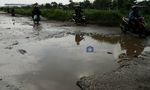 Jalan Rusak Mirip Kubangan Kerbau