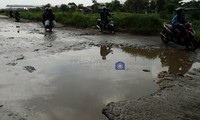 Kondisi jalan Kalimalang Raya, Cibitung, Kabupaten Bekasi mirip kubangan.