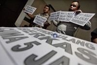 Bakal calon (balon) Anggota KPU-Bawaslu tersebut tidak lolos seleksi Panitia Seleksi (Pansel) KPU-Bawaslu. Mereka menuding Pansel KPU-Bawaslu tidak transparan dan profesional dalam menyeleksi berkas para balon.