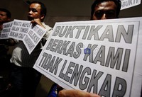 Merekapun meminta Pansel KPU-Bawaslu memeriksa ulang berkas yang mereka punyai. Waktu 5 jam untuk menyeleksi ratusan berkas dianggap mustahil dilakukan secara profesional.