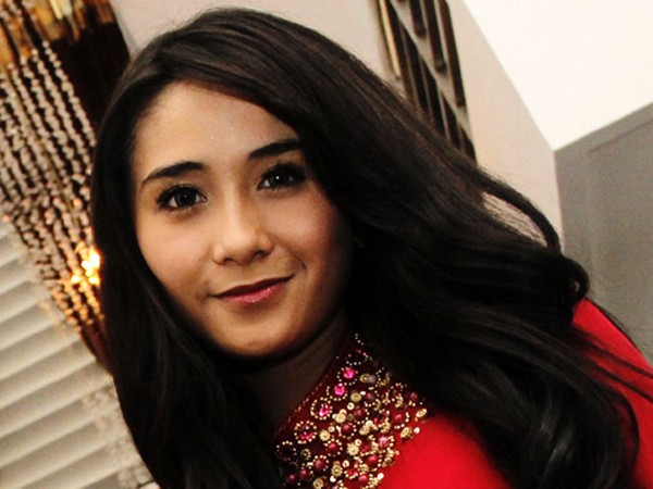 Senyum Manis Ryana Dea