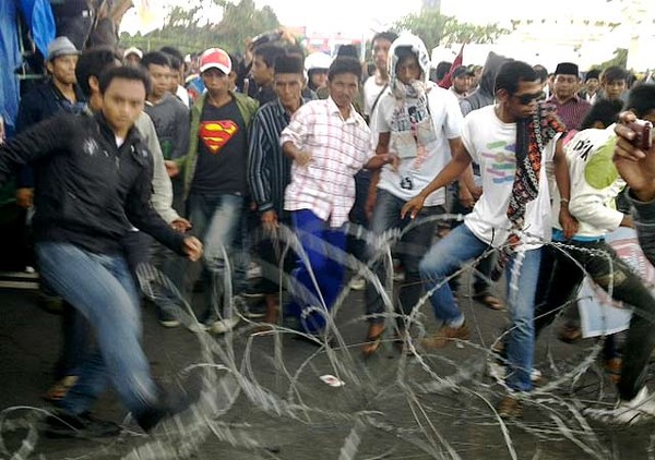 Demo Penolakan BPWS Suramadu Ricuh