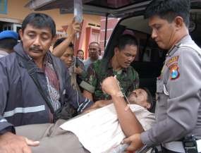 Cek Kejadian, Dua Anggota Polsek Asembagus Dibacok Warga