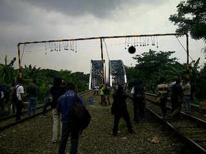 Bola-bola Beton Seberat 3 Kg Dipasang untuk Halau Atapers KA