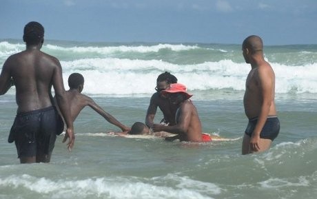 Mengenaskan! Pria Muda Tewas Diserang Hiu Saat Berenang di Pantai