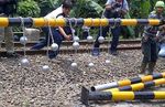 Bola Beton Penghalau Atapers KRL Dipasang
