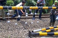 Bola-bola beton yang dipasang itu beratnya kira-kira 3 kg per biji dengan diameter 10 cm. Egir Rivki/detikNews.