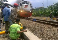 Beberapa pekerja tengah memasang gawang yang berisi bola kira-kira sebesar bola tenis itu. Egir Rivki/detikNews.