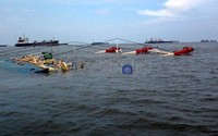 Kapal tersebut tenggelam dengan posisi miring ke kanan, menghadap ke arah barat laut. Di sekelilingnya, banyak kapal-kapal besar lepas jangkar. Toriq/detikNews.
