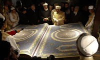 Alquran terbesar di dunia dipamerkan di sebuah perpustakaan di Kabul. Reuters/Mohammad Ismail.