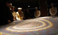 Para penulis butuh waktu 5 tahun untuk membuat alquran terbesar ini. Reuters/Mohammad Ismail.