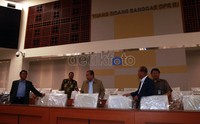 Beberapa orang anggota Badan Kehormatan DPR RI melihat-lihat ruangan dan fasiltas  di dalam ruang Badan Anggaran DPR RI yang baru direnovasi. Ramses/detikcom.