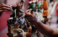 Patung dewa-dewi dibersihkan dengan sabun dan cairan pewangi khusus. Imlek dirayakan di seluruh dunia.