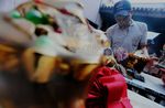 Memandikan Dewa-dewi Sambut Imlek