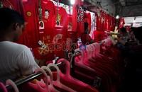 Penjual baju berwarna merah menyala menjadi pemandangan tahunan di kawasan ini.