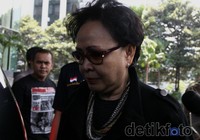Ratna mengenakan baju hitam-hitam, datang ke gedung KPK sekitar pukul 10.15 WIB. Ratna dijadwalkan diperiksa bersama mantan Menteri Kesehatan, Siti Fadillah Supari. Ramses/detikcom.
