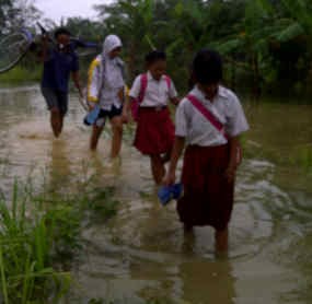 Bengawan Solo Meluap, Warga Beraktivitas di Tengah Banjir