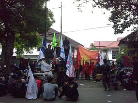 Sidang Korupsi Hakim Imas Dikawal Demo Buruh