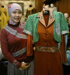 Busana Muslim Eksklusif Besutan Indra Indri