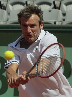 Petenis Legendaris Swedia Terjatuh di Apartemennya