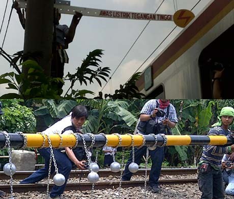 Cara PT KAI Halau Atapers: Cat Semprot, Ustad Hingga Bola Beton 