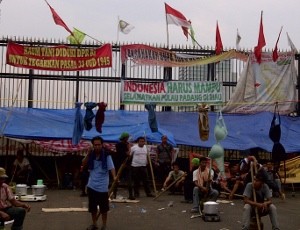 Polisi Imbau Pendemo di DPR Singkirkan Bambu Runcing & Tabung Gas