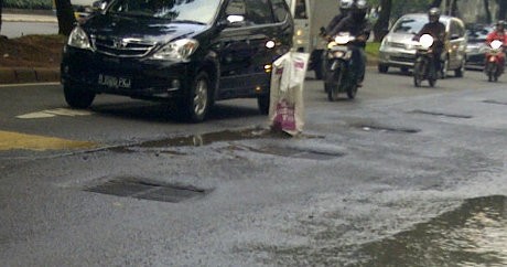 Sudirman Berlubang Parah, Balok Kayu dan Goni pun Jadi Rambu Peringatan