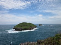Salah satu pulau kecil di Pantai Serau Salah satu pulau kecil di Pantai Serau