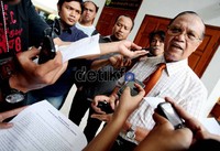 Salah satu juru bicara pendaftar gugatan pra peradilan, Hakim Sorimuda Pohan menjelaskan isi gugatan pra peradilan tersebut. Menurutnya, pengadilan perlu membuka lagi kasus itu karena tindakan polisi menghentikan kasus korupsi ayat rokok dinilai penuh kejanggalan.