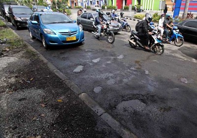 Duh, Jalan Rusak Baru Diperbaiki Maret