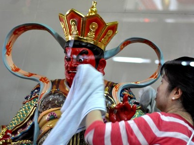 Ritual Pencucian Patung Dewa Jelang Imlek