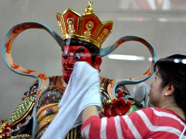 Ritual Pencucian Patung Dewa Jelang Imlek
