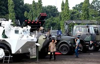 Kendaraan-kendaraan operasional perang TNI terpajang di Mabes TNI Cilangkap, Jakarta saat pameran berlangsung.