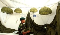 Para prajurit TNI melihat peralatan-peralatan yang dipamerkan.
