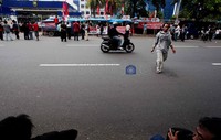 Puluhan warga Tanah Merah, Plumpang, Jakarta Utara mendirikan tenda darurat di depan gedung Kemendagri. Mereka meminta pemerintah mengeluarkan e-KTP dan surat-surat tanah serta RT/RW yang resmi.