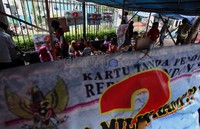 Menurut pemerintah, warga Tanah Merah ini mendiami tanah negara sehingga dianggap ilegal.