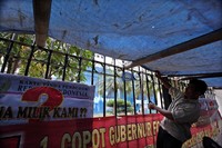 Para pendemo mendirikan tenda, menyiapkan kompor masak, hingga WC umum berupa sekat kecil dari tenda diatas lobang got di trotoar depan Kemendagri. Hingga pukul 16.30 WIB, petugas keamanan membiarkan aksi ini.