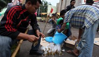 Mereka membuat air cabe yang dimasukkan kedalam plastik untuk persiapan perang jika mereka dibubarkan oleh aparat kepolisian.
